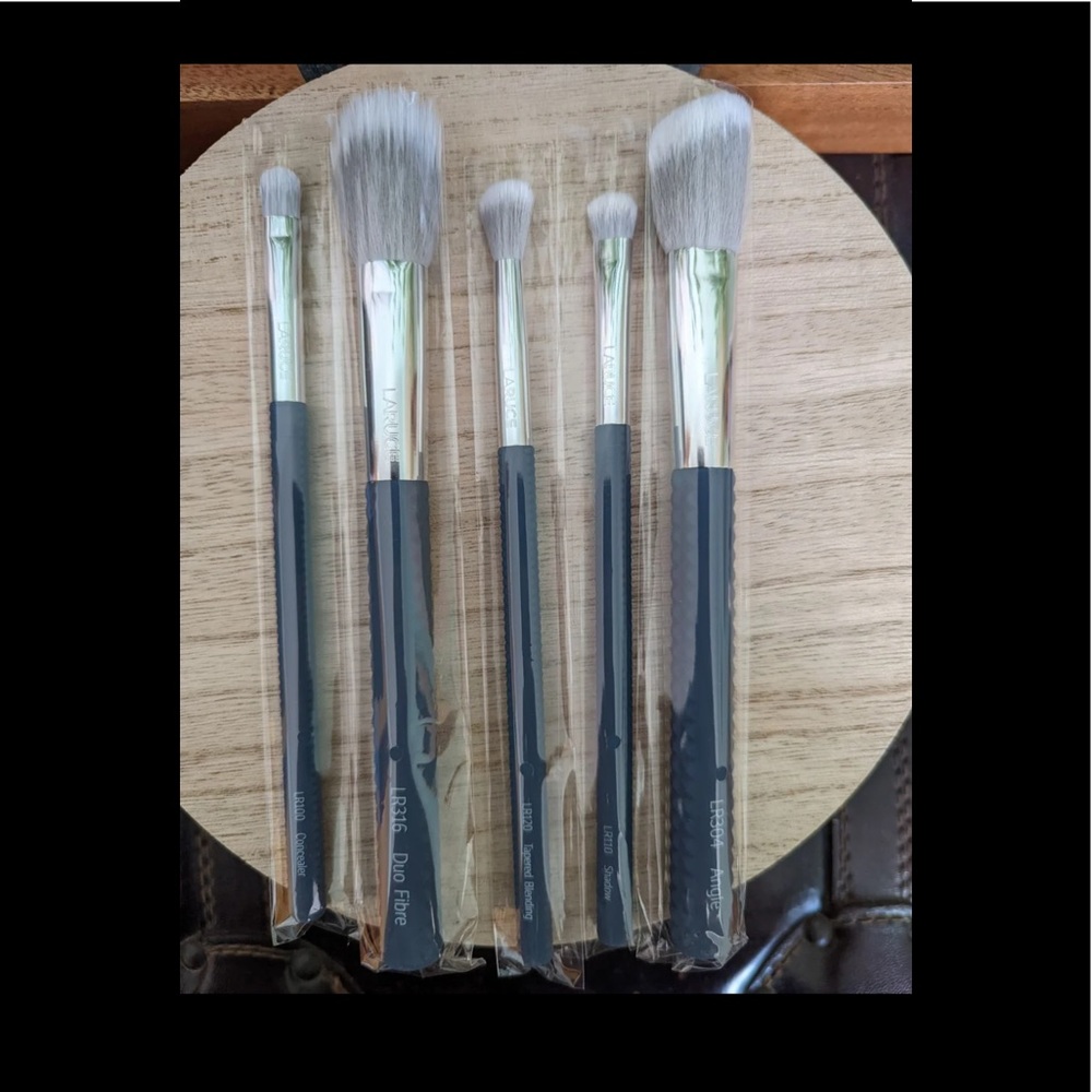 NWT…LARUCE Beauty “Christine Brush Set” - Picture 3 of 10